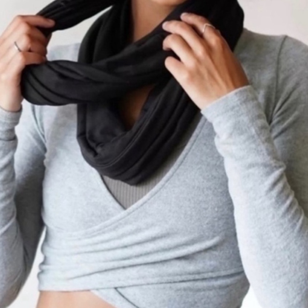 Beyond Yoga Pocket Infinity Black Scarf
